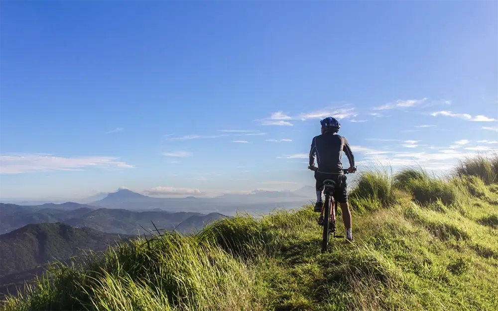 mountainbiker zonnige dag baskenland
